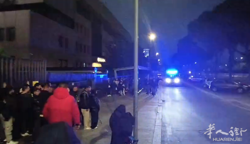 ambulanza-davanti-questura-per-lite-a-sportello-immigrazione.png