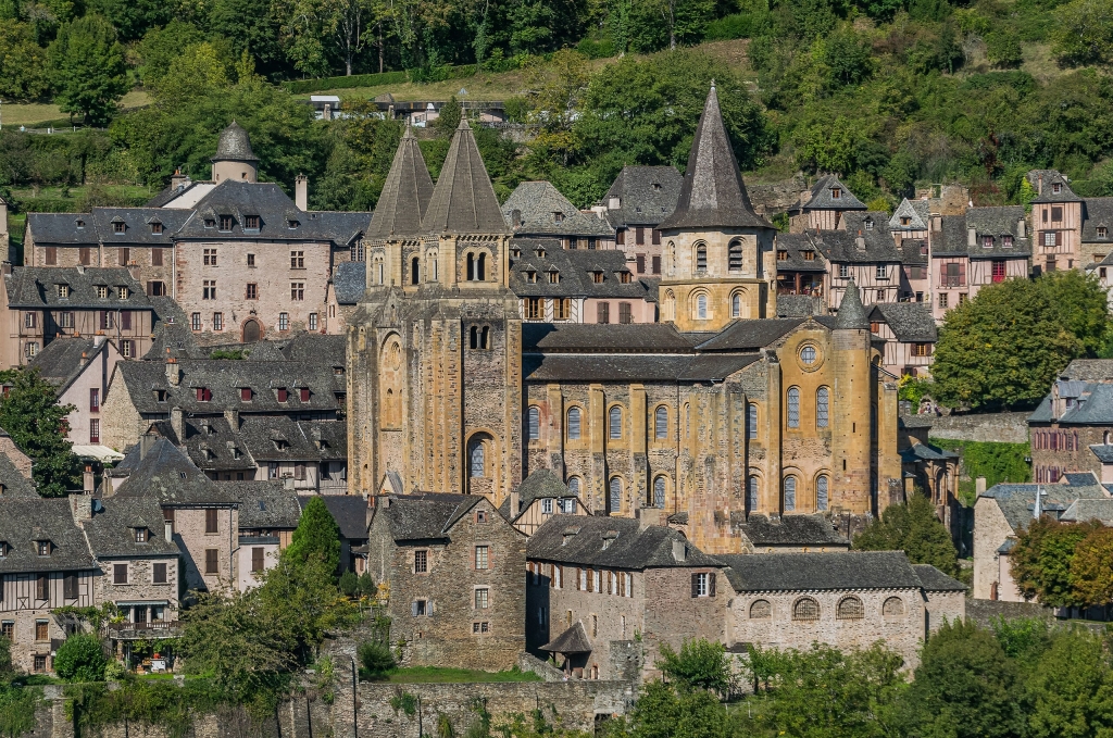 View_of_Saint_Faith_Abbey_of_Conques_01.jpg