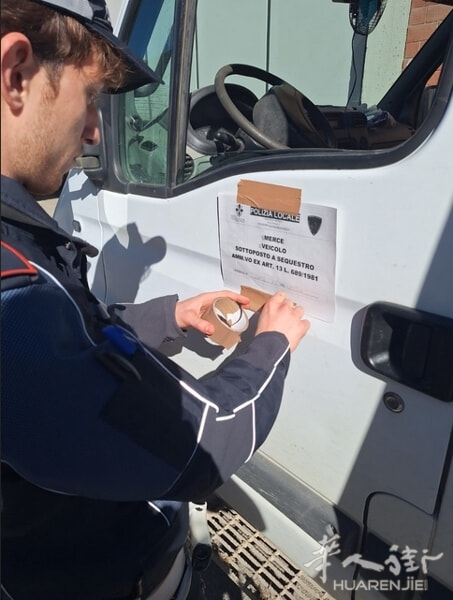 Il furgone sequestrato dalla polizia municipale.jpg