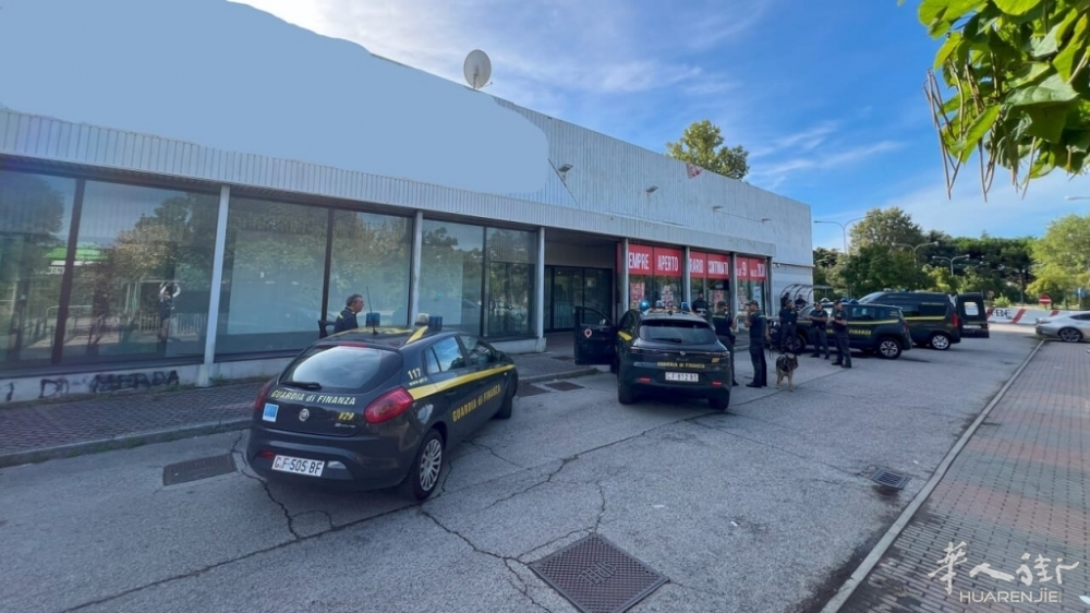 Il blitz della Guardia di Finanza in uno degli empori-2.jpg