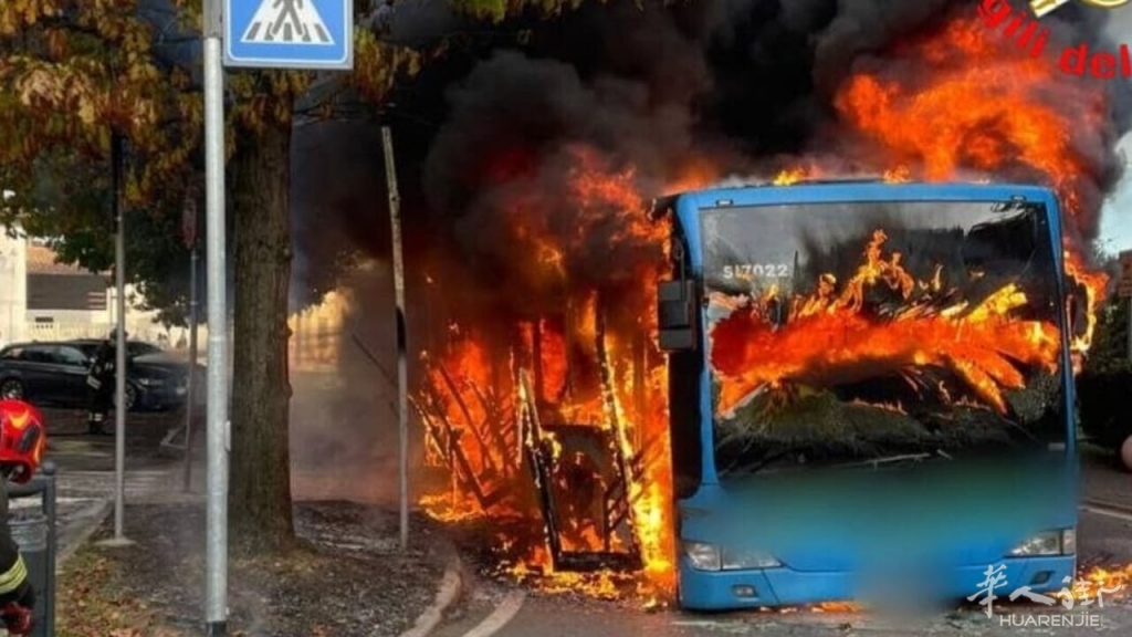 incendio autobus castrezzato.jpg
