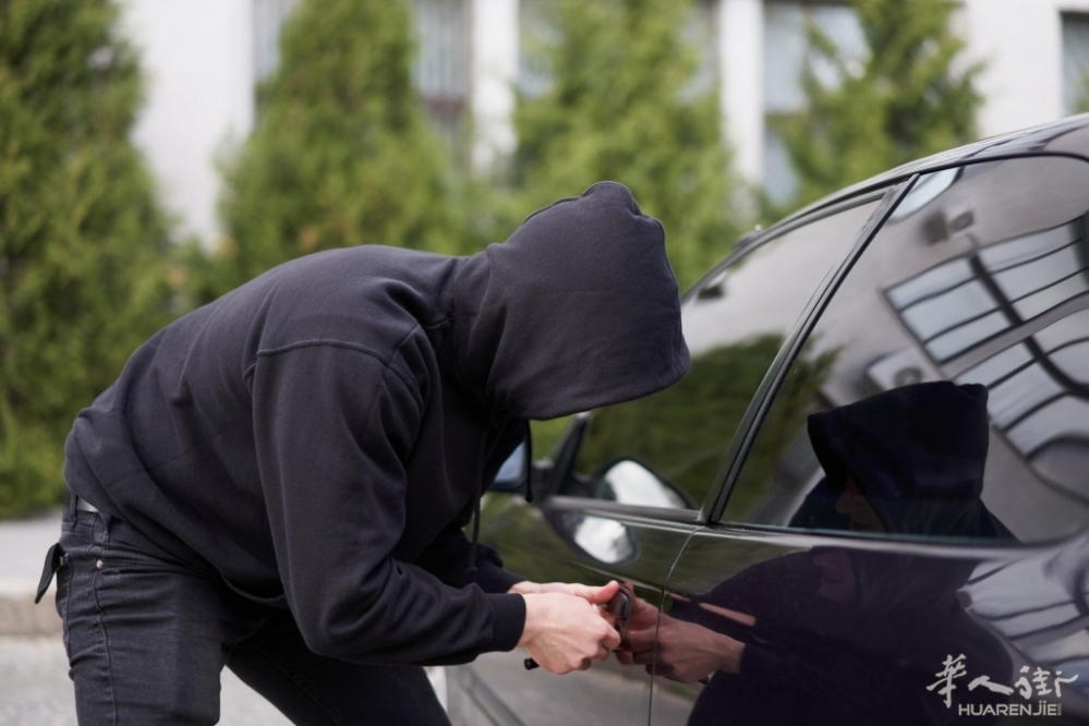 Ladro-che-cerca-di-commettere-un-furto-auto.jpg