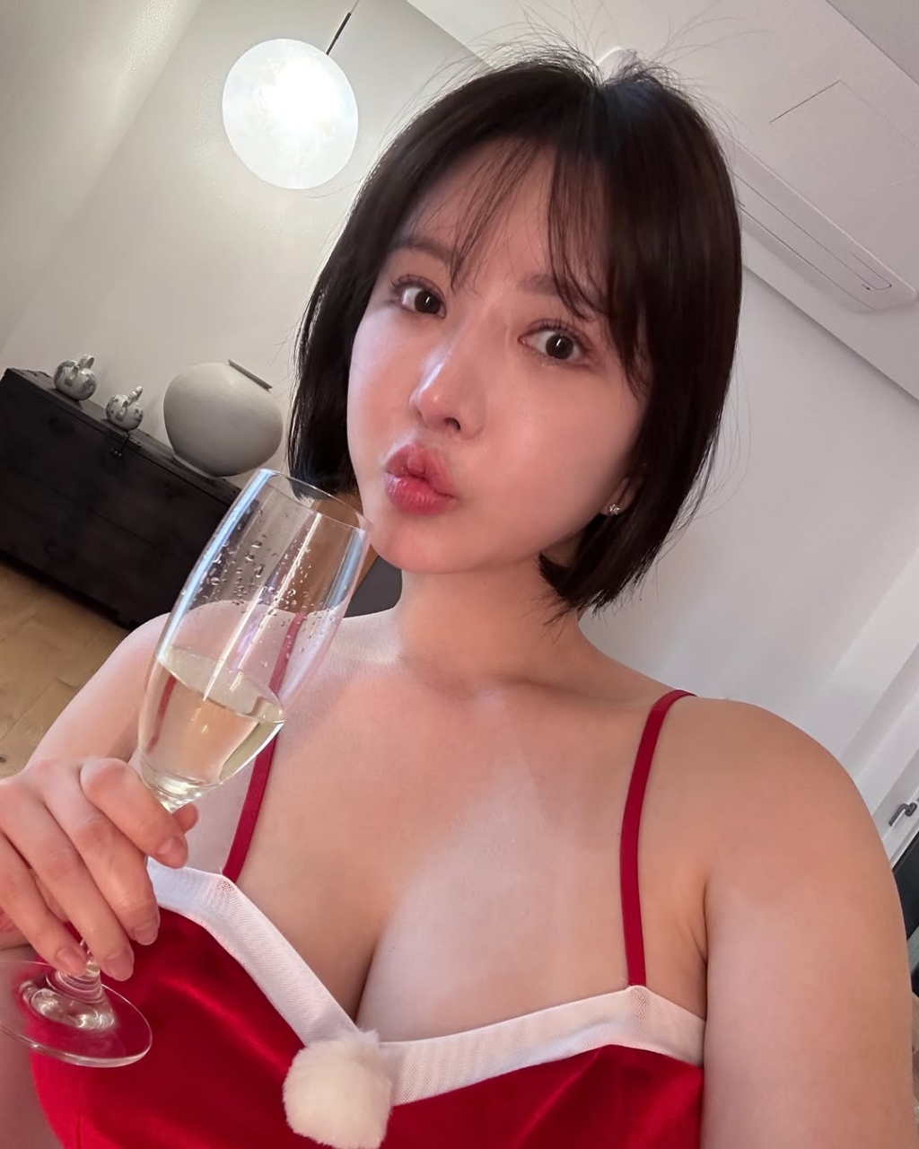 섹시산타 어때욘..ㅋㅋㅋㅋㅋ테무에서  7,000원 주고 구매...  2024년도 말 잘들었더.jpg