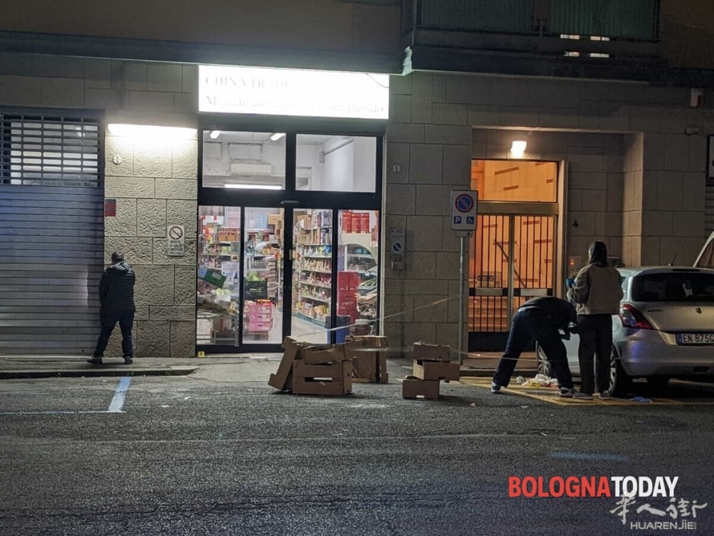 La Scientifica fuori dal negozio teatro degli spari.jpg