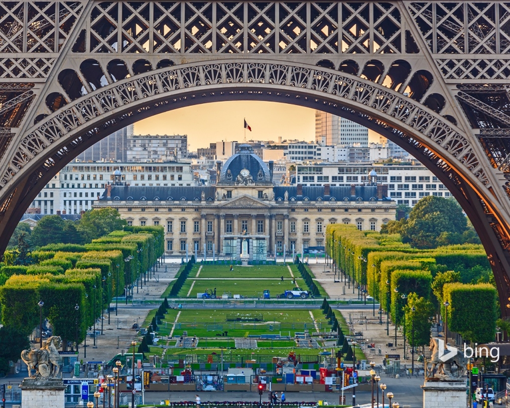 Eiffel-Tower-arch-trees-lawn-Paris-France_1280x1024.jpg