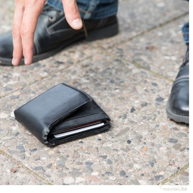 se-trovo-un-portafoglio-perso-per-strada-lo-posso-prendere-o-no-cosa-rischio.jpg