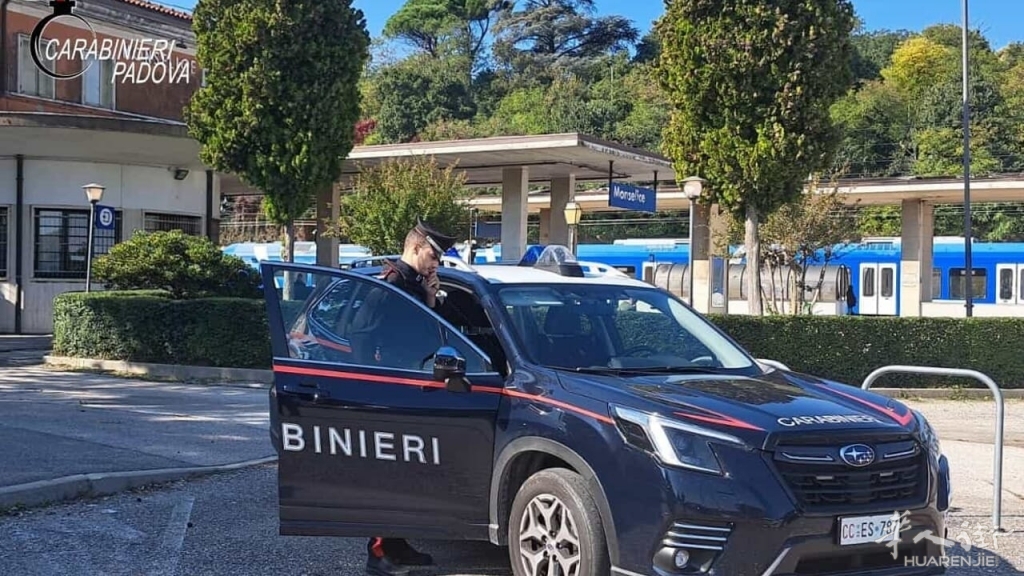I carabinieri fuori dalla stazione ferroviaria di Monselice.jpg