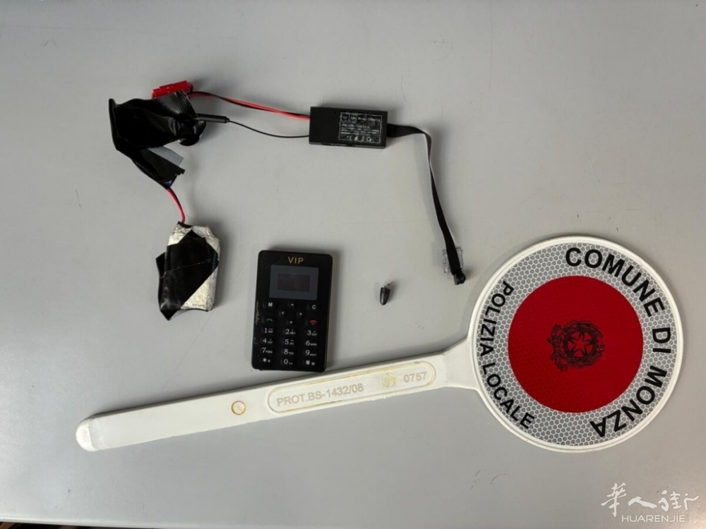 Il microfono scoperto dalla polizia locale.jpg