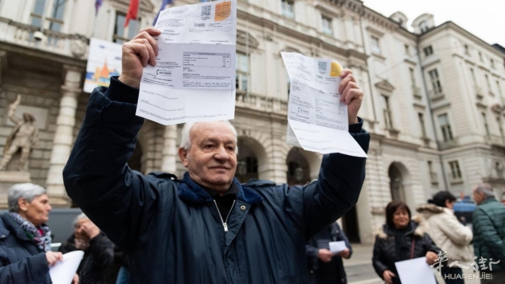 Una protesta contro il caro bollette (foto LaPresse).jpg
