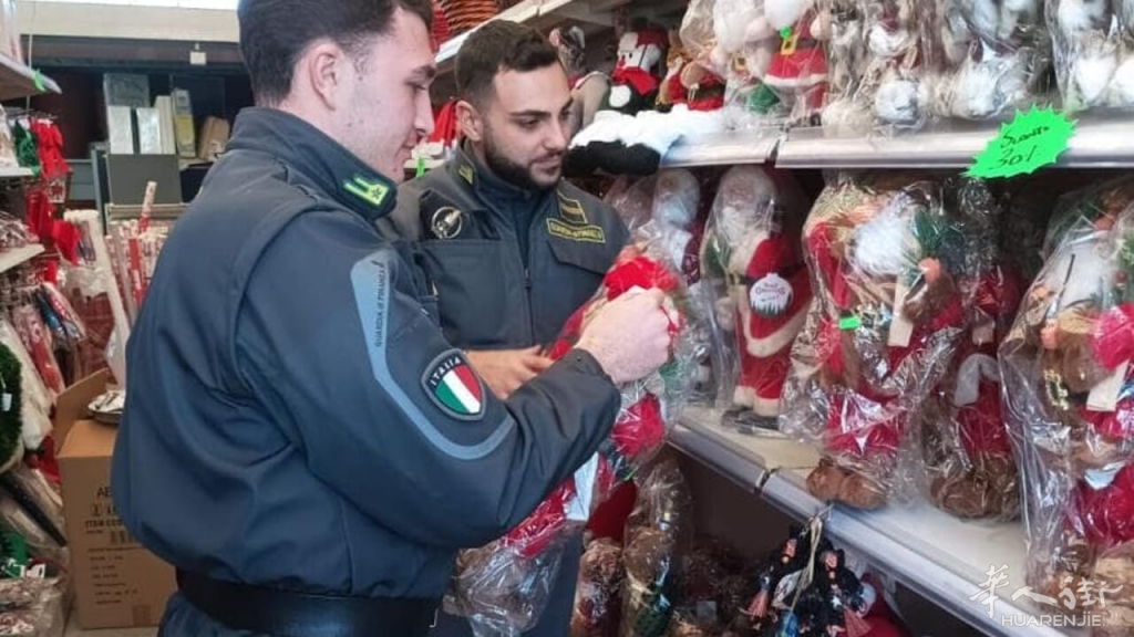 Sequestro addobbi di Natale nei negozi cinesi.jpg