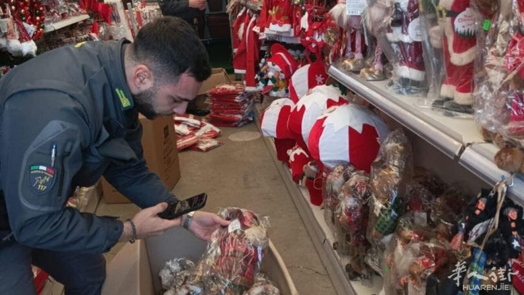 Sequestro addobbi di Natale nei negozi cinesi (1).jpg