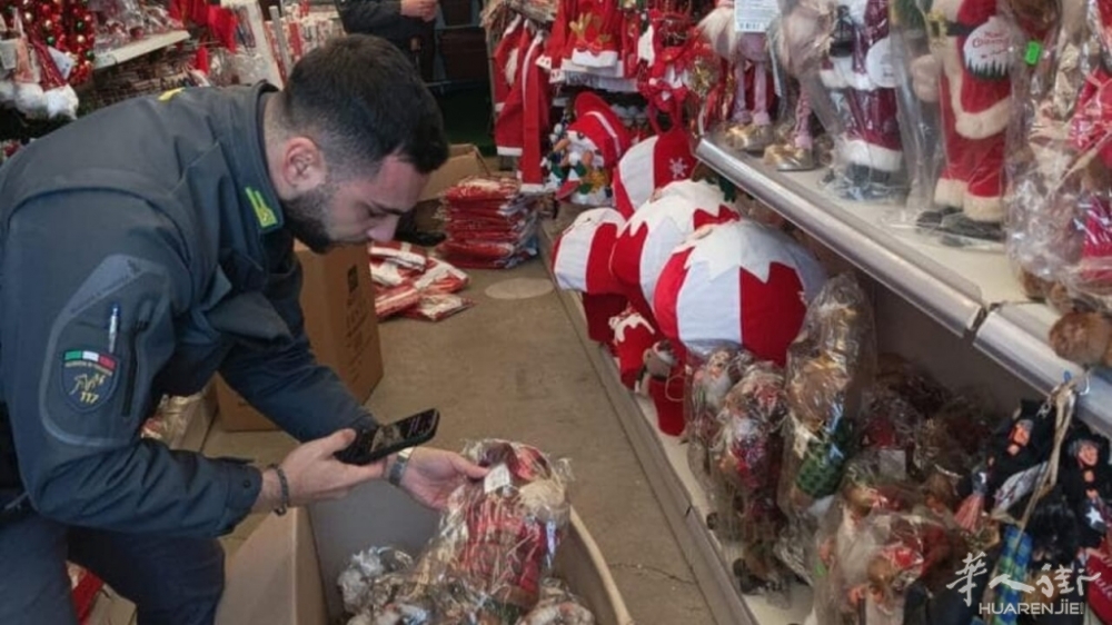 Sequestro addobbi di Natale nei negozi cinesi (1).jpg