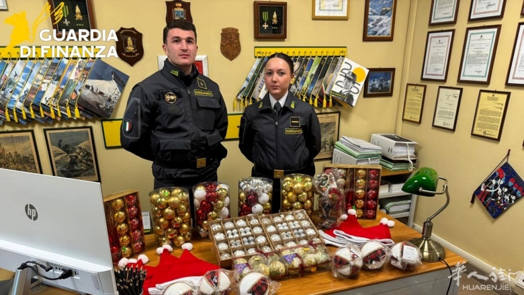 Sequestro addobbi di Natale nei negozi cinesi-2.jpg