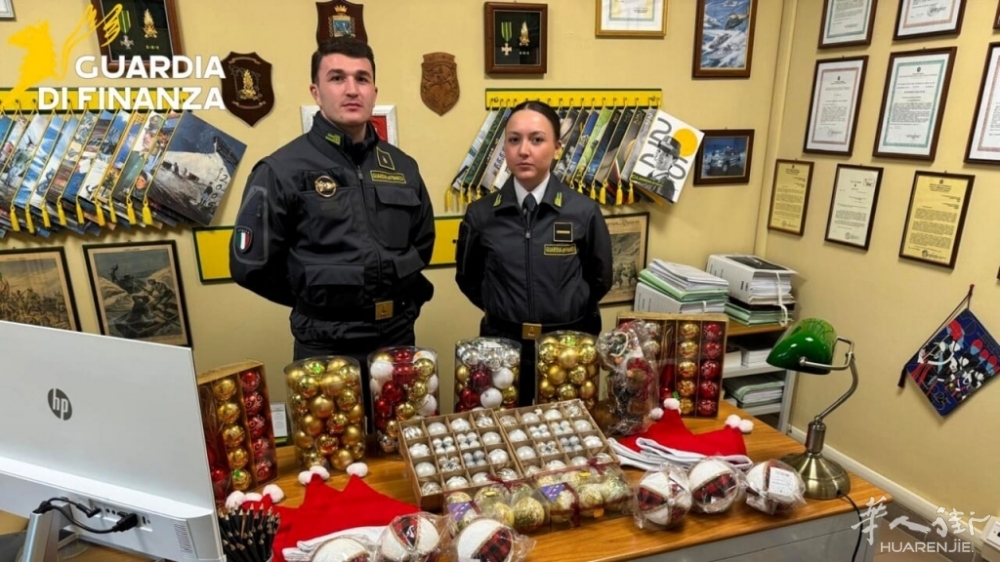 Sequestro addobbi di Natale nei negozi cinesi-2.jpg