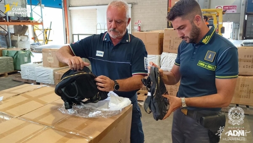 Scoperte borse contraffatte porto Pra' 3.jpg