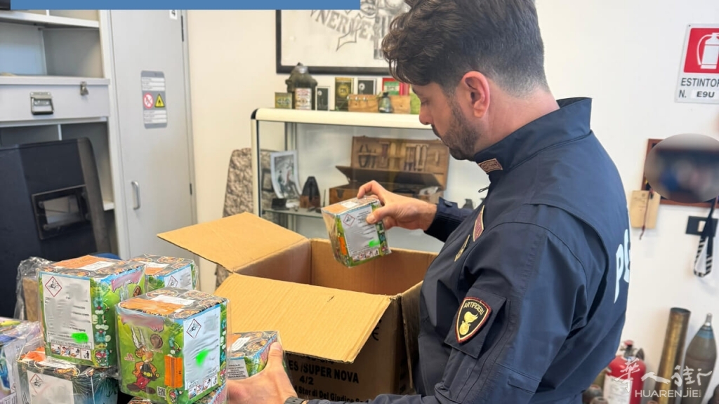 VENDE FUOCHI D’ARTIFICIO SENZA AVERE LICENZA. SCOPERTO E DENUNCIATO DALLA POLIZ.jpg