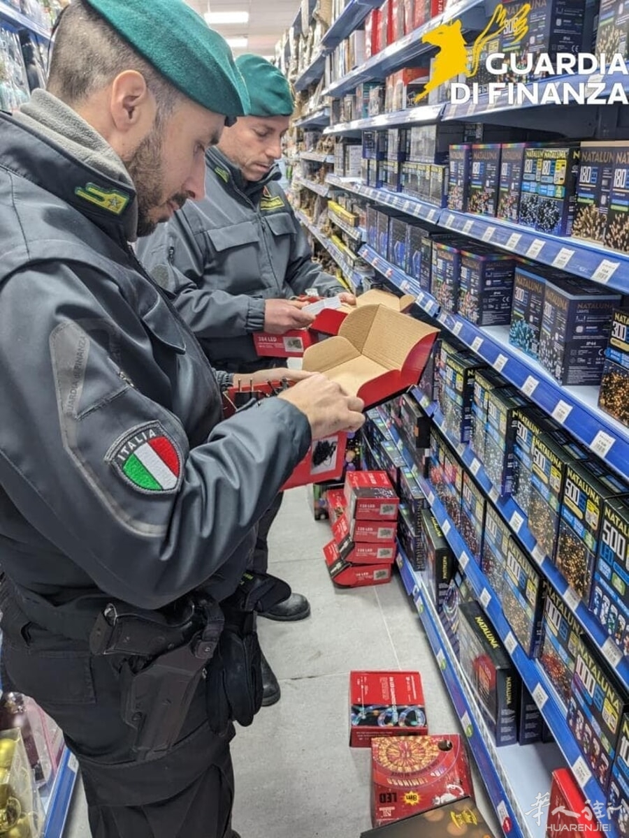 Controlli guardia di finanza nei negozi cinesi (4).jpg