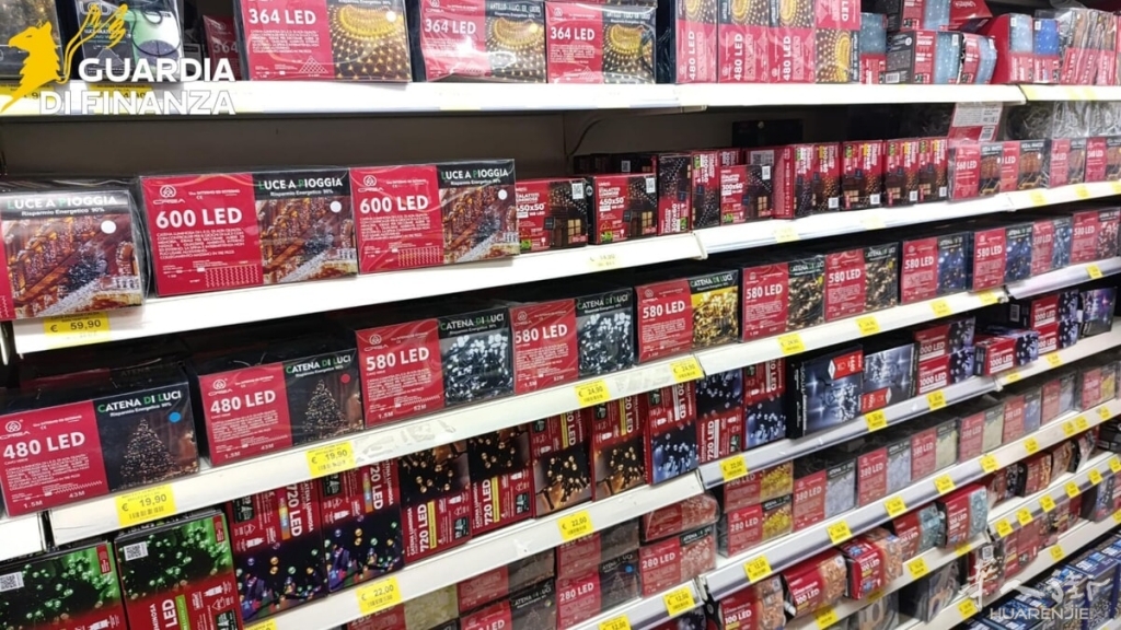 Controlli guardia di finanza nei negozi cinesi (6).jpg