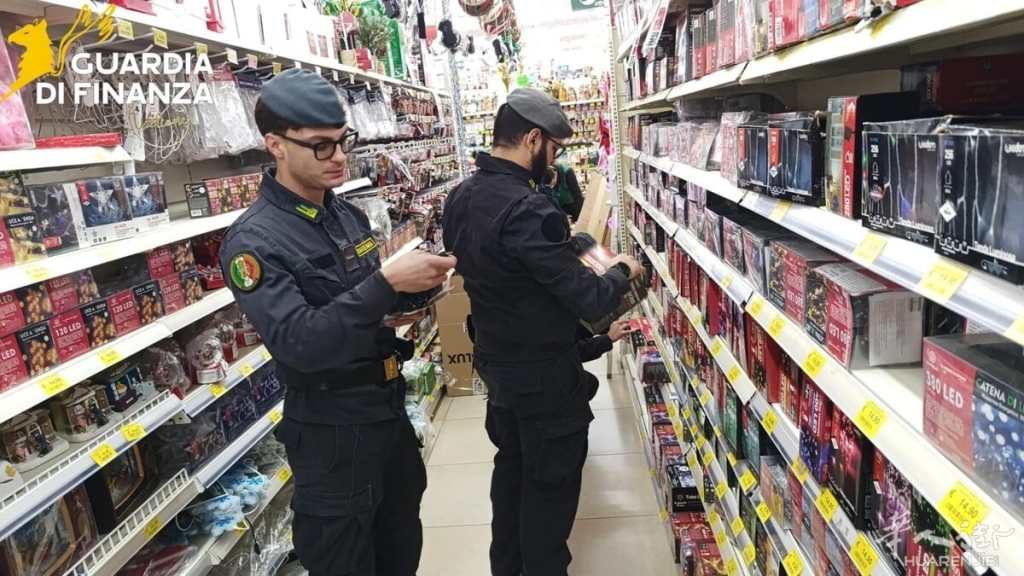 Controlli guardia di finanza nei negozi cinesi (5).jpg