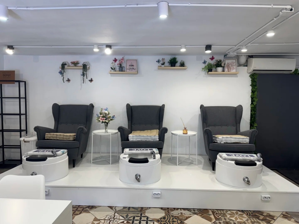 sabadell市中心rambla 大街美甲店低价转让_2_何以解忧 唯有暴富_来自小红书网页版.jpg