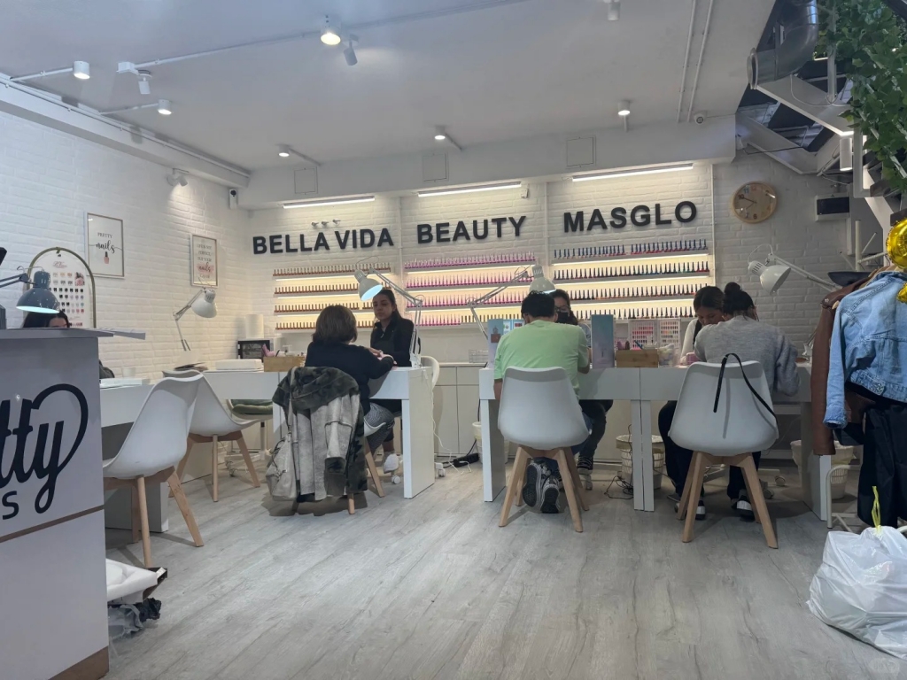 sabadell市中心rambla 大街美甲店低价转让_6_何以解忧 唯有暴富_来自小红书网页版.jpg