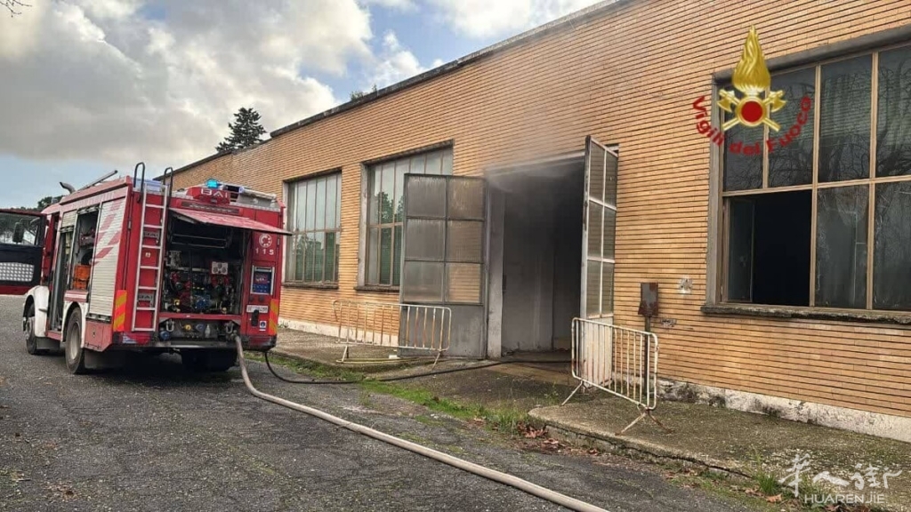 incendio magazzino via prenestina - foto vigili del fuoco 2.jpeg