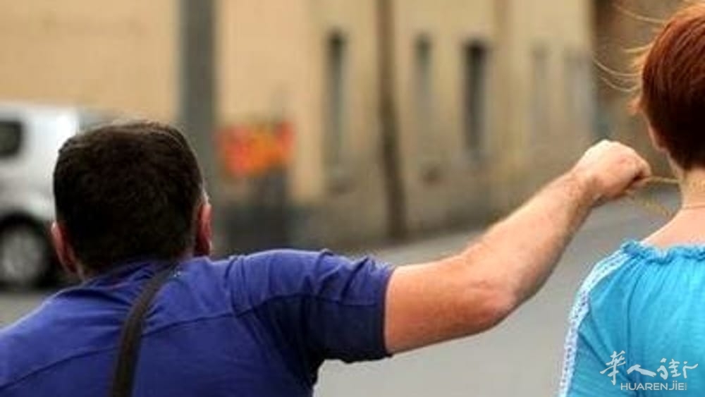 光天化日抢劫华人女子项链，便衣警察与路人联手擒匪