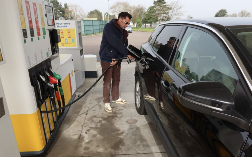 伊朗战争推高油价：法国A6高速一加油站柴油价格达2.50欧元/升 ...