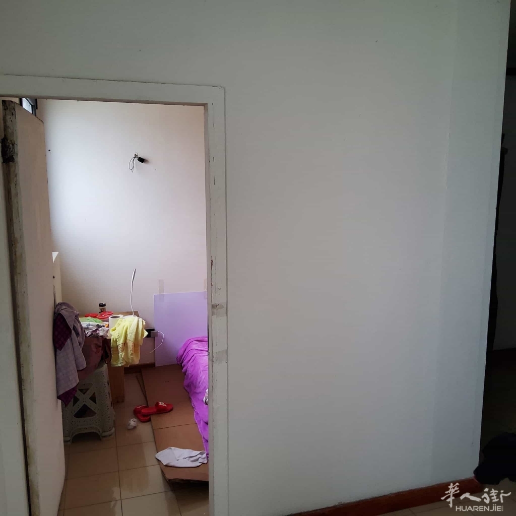 Un dettaglio delle stanze fatiscenti dove alloggiavano gli operai.jpg