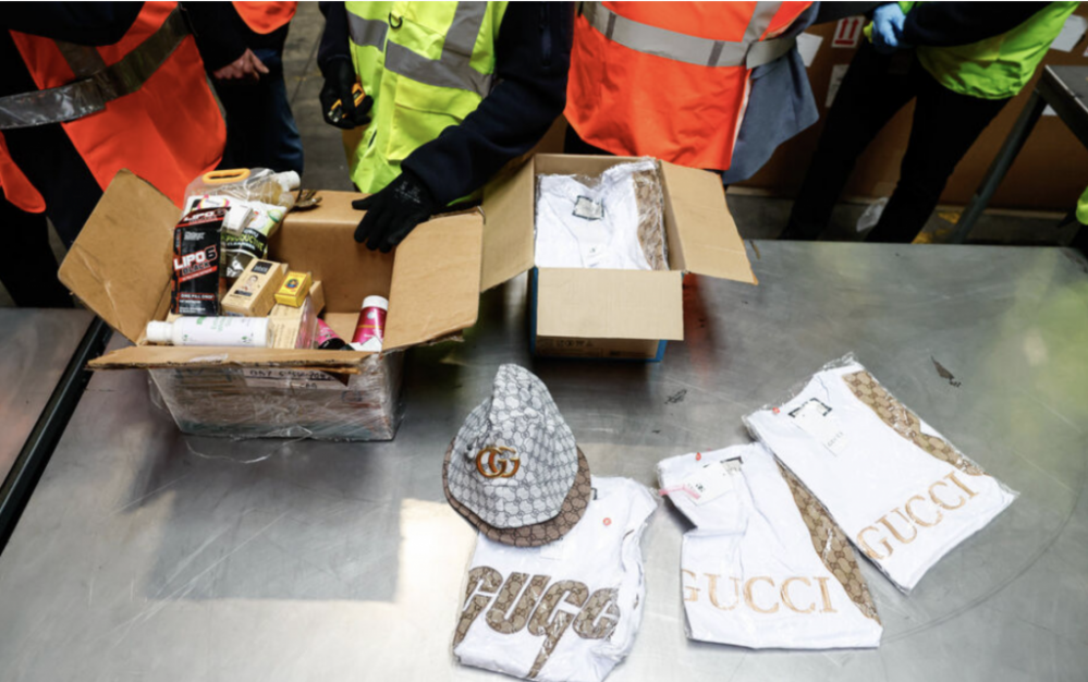 巴黎机场海关查扣物品将进行拍卖：包、珠宝、电脑等近400件 ...