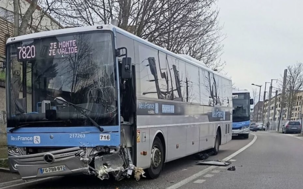 Mantes-la-Ville 公交车与汽车迎面相撞：十余人受伤，通往A13道路一度受阻 ...