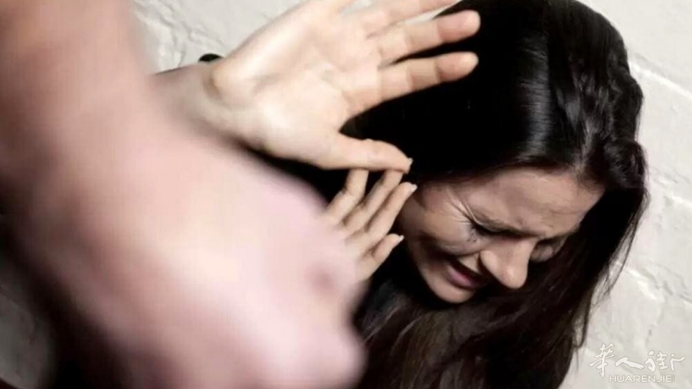 老夫少妻和家庭虐待：对华人妻女断水断电，81岁老人受审