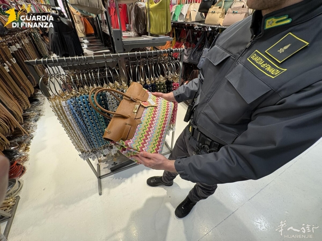 Un'altra borsa sequestrata.jpg