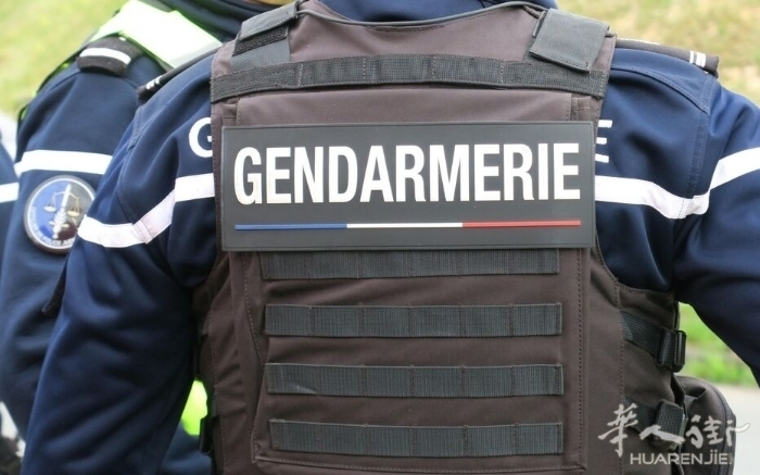 人质用绑匪手机报警获救！