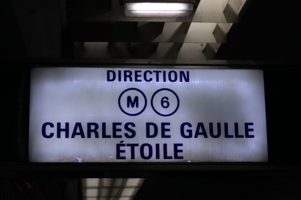 巴黎地铁6号线持刀事件：一名男子被乘客制服后遭警方逮捕