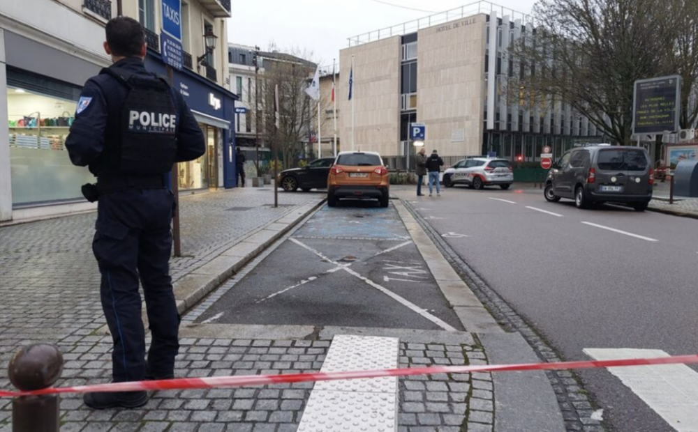 Mantes-la-Jolie: 市政府遭遇炸弹威胁，安保封锁整个街区