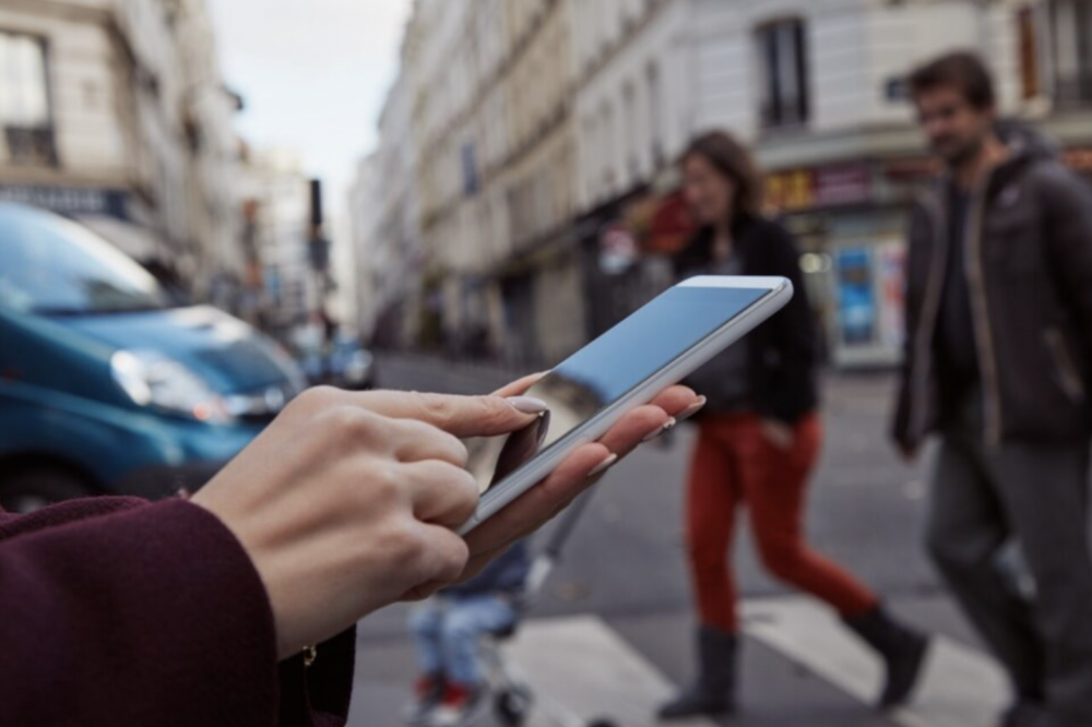 巴黎短信诈骗案：骗子用汽车向数百万手机发送欺诈短信