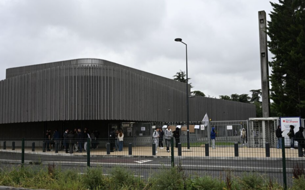 埃松省科尔贝伊-埃松市：Doisneau高中校长遭学生殴打，已提起诉讼 ...