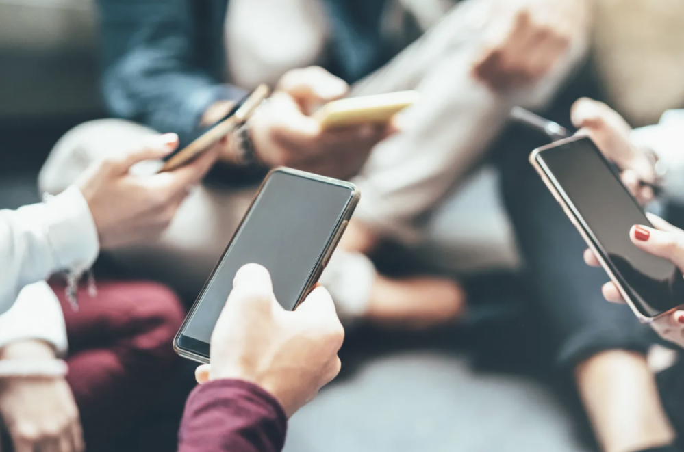 “年轻人几乎完全不再使用”：用短信沟通真的过时了吗？