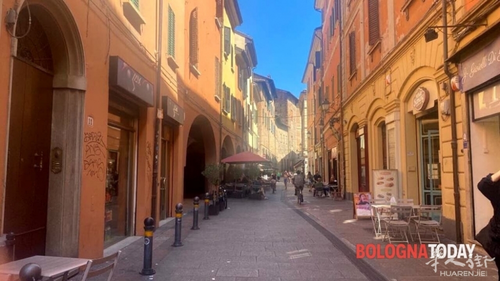 深夜博洛尼亚街头传来呼救声，巡逻警察循声赶到：一场持刀抢劫被及时制止 ...