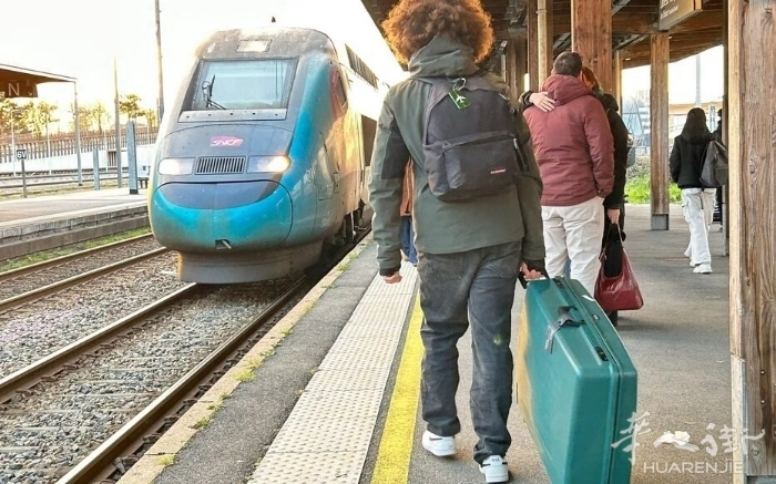 3岁女童坐火车，被粗心父母遗忘站台！