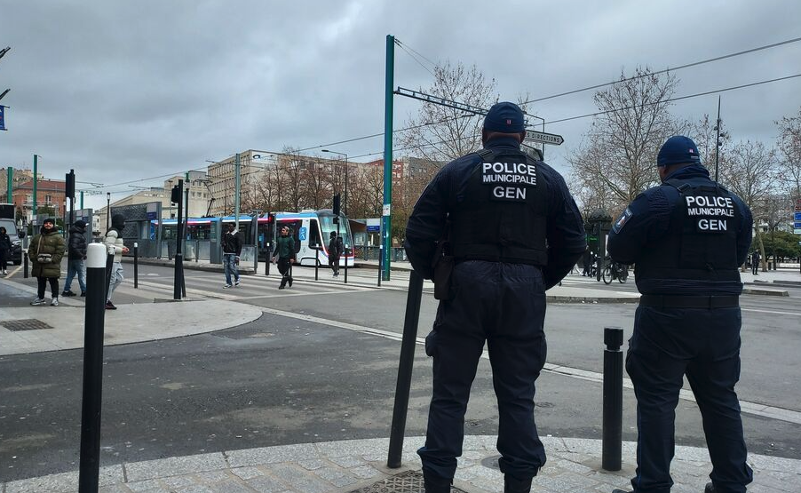 圣但尼拟逐步取消市政警察部分武装，巴尔德拉与肖蒂称愿“接收”相关警员