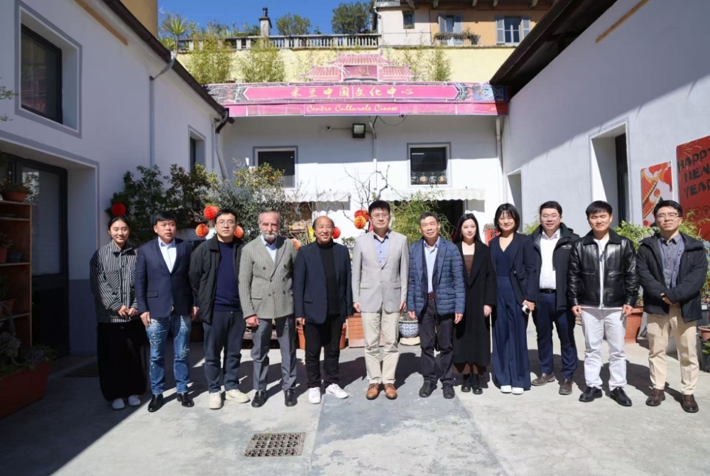 郑东立代总领事走访华人街青年留学生商户