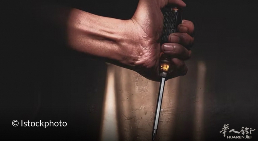 意大利一女子因拒绝“免费啤酒”遭报复，被螺丝刀刺伤