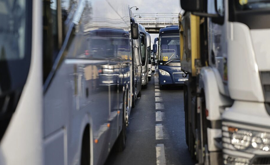 巴黎环城大道今晨遭“蜗牛行动”堵塞，数十辆大巴和卡车低速行驶引发拥堵 ...