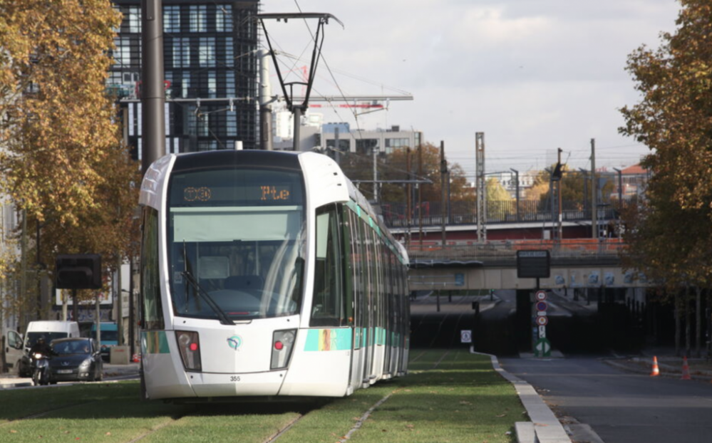 巴黎：男子在有轨电车上持刀伤人后逃跑