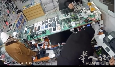 三蒙面匪徒持枪抢劫普拉托手机店，监控视频网络热传