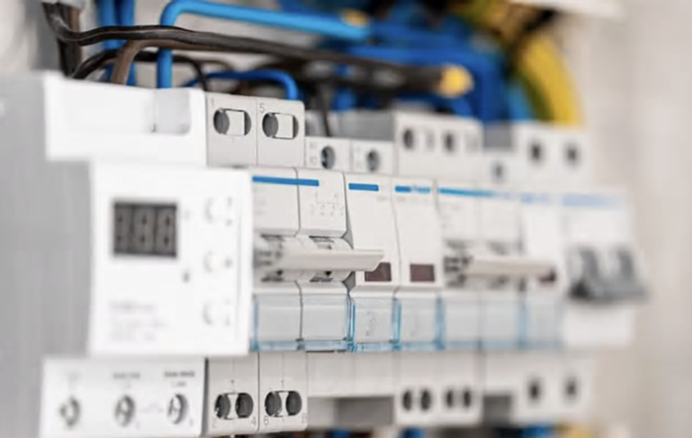 因租客不再支付房租，房东选择私自执法