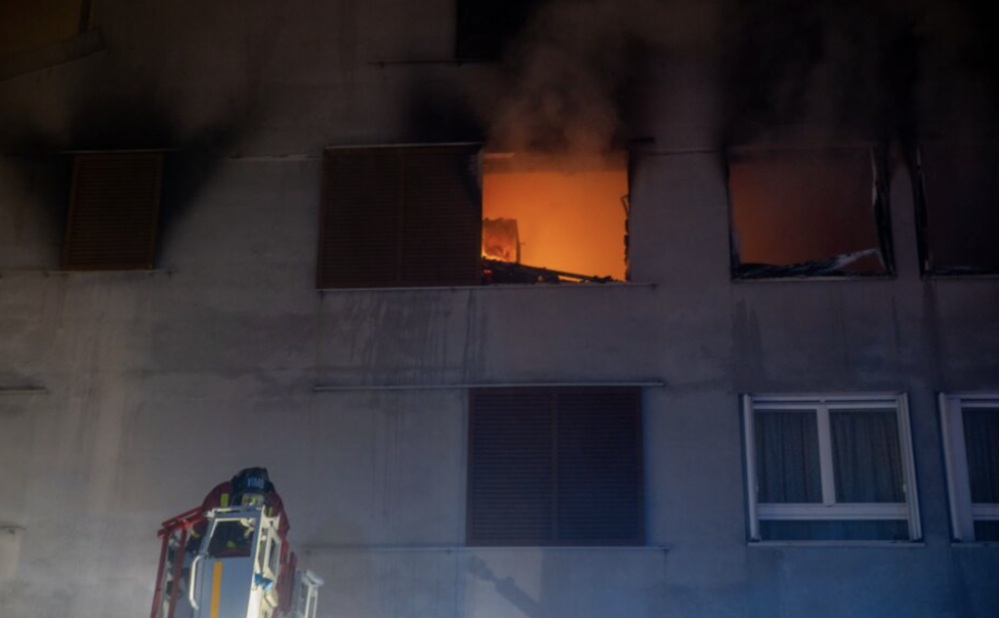 蒙特勒伊：一男子纵火焚烧公寓并将女伴反锁，女子跳窗身亡，男子葬身火海 ...