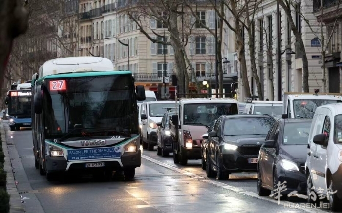 巴黎汽车闯卡撞公交致6人伤！